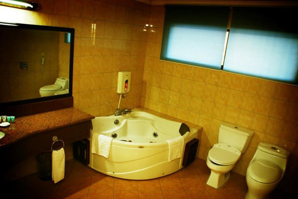 Grand Regal Hotel Bacolod Room photo